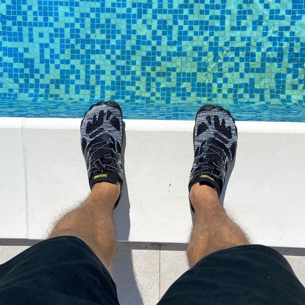 Pablo vistiendo unas Saguaro barefoot en su piscina
