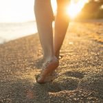 persona sin sandalias barefoot minimalistas