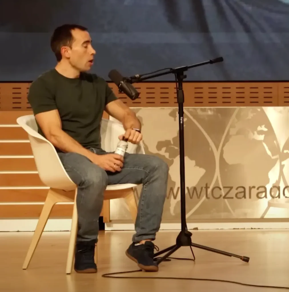 Marcos Vázquez en Tengo un Plan llevando unas Merrell
